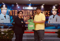 Gubernur NTB, H Zulkieflimansyah (kanan) saat menerima bingkisan.