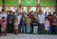 Ketua DPD RI, AA LaNyalla Mahmud Mattalitti fose bersama usai meresmikan Masjid Nurul Arif.