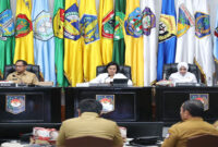 Mendagri Tito Karnavian (kiri) didampingi Menkeu, Sri Mulyani Indrawati (tengah) saat Rakor Pengendalian Inflasi Daerah, di Gedung SBP Kantor Pusat Kemendagri, Senin (31/7/2023).