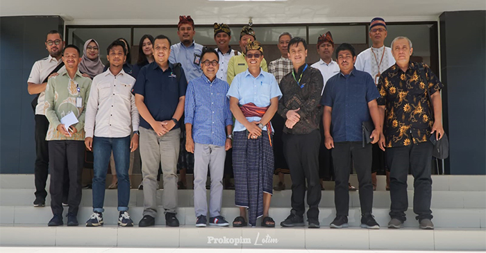 Rombongan PT SMI fose bersama Sekda Lotim, HM Juaini Taofik dan jajarannya.