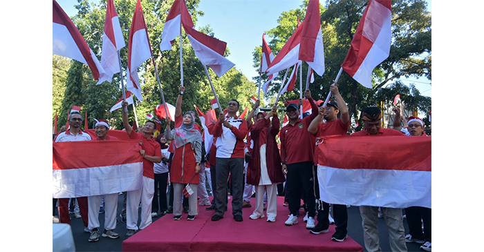 Gubernur NTB, H Zulkieflimansyah didampingi Wagub NTB, Hj Sitti Rohmi Djalillah, di sela-sela kegiatan melaunching pembagian dan pengibaran bendera merah putih secara serentak dirangkaikan dengan acara senam pagi bersama diikuti oleh seluruh ASN lingkup Pemprov NTB, instansi vertikal, seluruh karyawan BUMN dan BUMD serta pelajar SLTA se-Kota Mataram, Jumat (11/8/2023).
