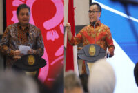 Menko Perekonomian, Airlangga Hartarto (kiri) dan Menteri PAN-RB, Abdullah Azwar Anas (kanan).