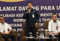 Plt Direktur Transportasi Sungai, Danau, dan Penyeberangan Kemenhub, Bambang Siswoyo (tengah berdiri).