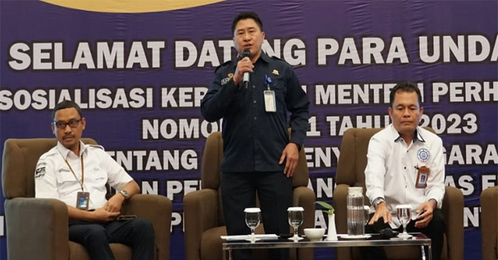 Plt Direktur Transportasi Sungai, Danau, dan Penyeberangan Kemenhub, Bambang Siswoyo (tengah berdiri).