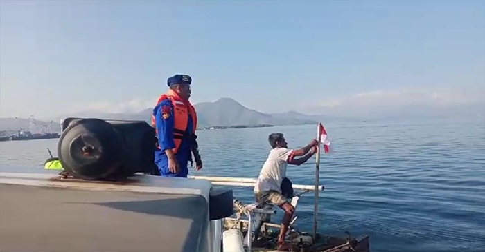Polairud Polres Bima Kota saat membagi-bagikan bendera merah putih kepada para nelayan.