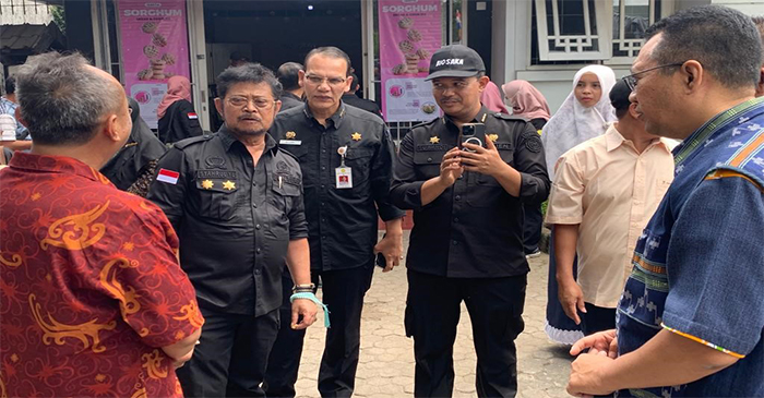 Direktur Jenderal (Dirjen) Tanaman Pangan Kementerian Pertanian (Kementan), Suwandi (tengah pakai topi hitam).