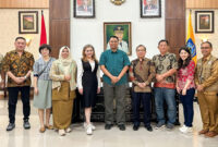 Gubernur NTB, H Zulkieflimansyah (tengah) saat foto bersama di sela-sela menerima silaturahmi Isaac Chiu, Director General TETO Surabaya, di Pendopo Gubernur NTB, Senin (28/8/2023).