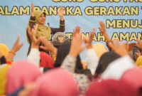 Hj Niken Saptarini Widyawati, saat menjadi Keynote Speaker sekaligus memberikan sambutan dalam Pelatihan Guru PAUD, di halaman Kantor Bupati Lombok Barat, Selasa (8/8/2023).