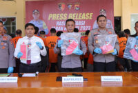 Suasana saat menunjukkan barang bukti (BB) di sela-sela acara konferensi pers.