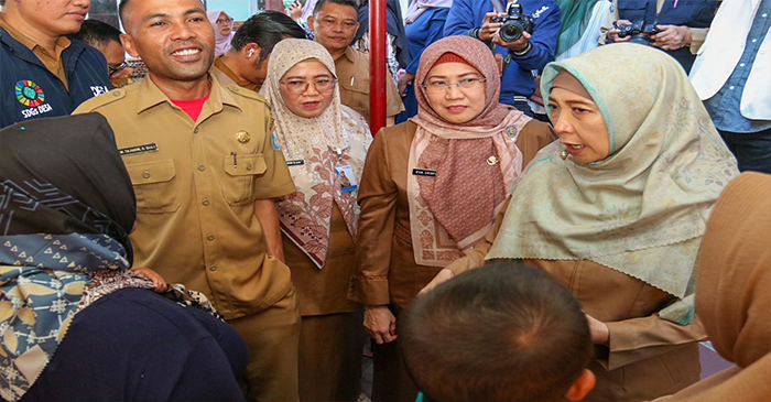 Wagub NTB, Hj Sitti Rohmi Djalillah bersama Kepala Bappenda NTB, Hj Eva Dewiyani dan sejumlah Kepala OPD lainnya, di sela-sela peninjauan pelaksanaan kegiatan Bakti Stunting di Desa Taman Ayu, Kecamatan Gerung, Kabupaten Lombok Barat, Senin (7/8/2023).