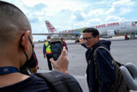 Menparekraf Sandiaga Uno saat hendak naik pesawat.