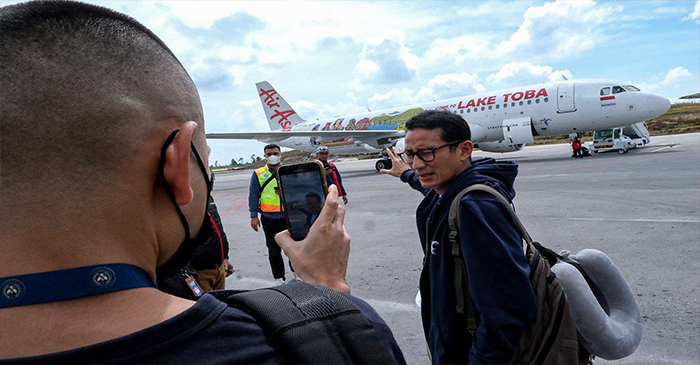 Menparekraf Sandiaga Uno saat hendak naik pesawat.