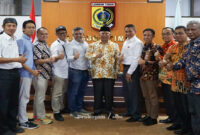 Bupati Lotim, HM Sukiman Azmy saaf fose bersama manajemen PT AMNT di Ruang Rapat Bupati Lotim.