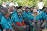 Suasana para petani yang ikut sekolah lapang pembuatan elisitor biosaka.