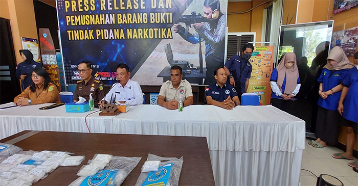 Suasana Press Realase Pemusnahan Barang Bukti Tindak Pidana Narkotika, di Halaman Kantor BNNP NTB, Rabu (16/8/2023).