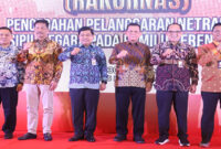 Sekjen Kemendagri, Suhajar Diantoro (tiga dari kiri) saat fose bersama di sela-sela Rakornas Pencegahan Pelanggaran Netralitas ASN pada Pemilu Serentak 2024, di Harris Hotel Batam Center, Kepulauan Riau, Senin (28/8/2023).