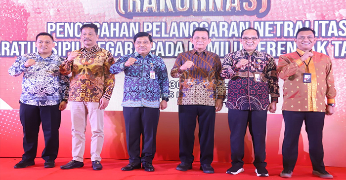Sekjen Kemendagri, Suhajar Diantoro (tiga dari kiri) saat fose bersama di sela-sela Rakornas Pencegahan Pelanggaran Netralitas ASN pada Pemilu Serentak 2024, di Harris Hotel Batam Center, Kepulauan Riau, Senin (28/8/2023).