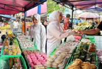 Rannya di sela-sela belanja jajanan tradisional dalam menyambut HUT Kemerdekaan RI ke-78 Tahun, Kamis (17/8/2023).
