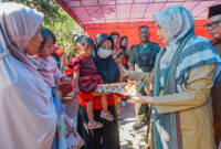 Wagub NTB, Hj Sitti Rohmi Djalillah saat memberikan bantuan telur pada keluarga yang terindikasi stunting.
