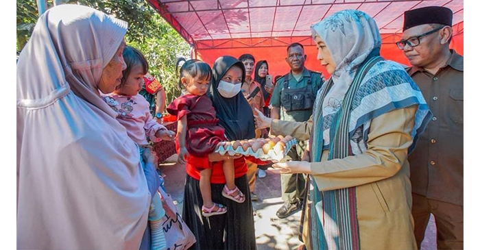 Wagub NTB, Hj Sitti Rohmi Djalillah saat memberikan bantuan telur pada keluarga yang terindikasi stunting.