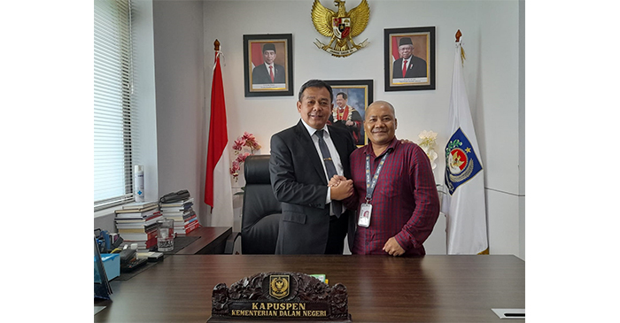 Sekretaris JMSI NTB, Abdul Rasyid Zaenal (kanan) saat bersama Kapuspen Kemendagri, Benni Irwan (kiri).