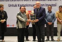 Direktur Institut Francais Indonesia  (IFI), Jules Irrman saat bertukar cinderamata.