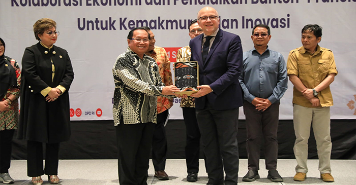 Direktur Institut Francais Indonesia  (IFI), Jules Irrman saat bertukar cinderamata.