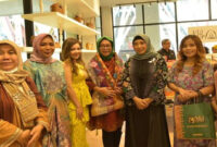 Wagub NTB, Hj Sitti Rohmi Djalillah (tiga dari kanan) fose bersama usai melaunching lapak NTB Mall di Strand Mall Malaysia.