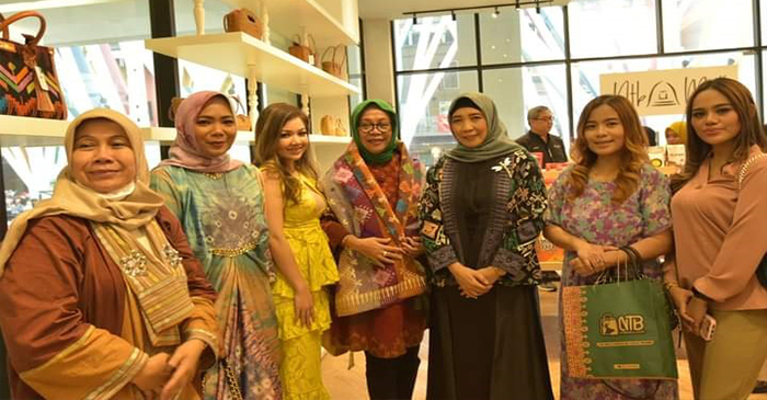 Wagub NTB, Hj Sitti Rohmi Djalillah (tiga dari kanan) fose bersama usai melaunching lapak NTB Mall di Strand Mall Malaysia.
