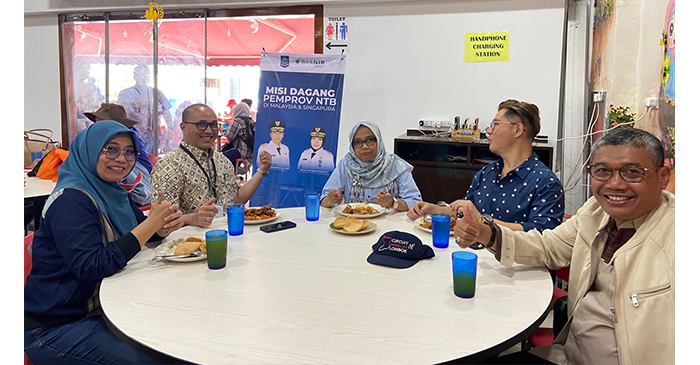 Kadis Perdagangan Provinsi NTB, Baiq Nelly Yuniarti bersama rombongan saat melakukan misi dagang di Singapura dan Malaysia.