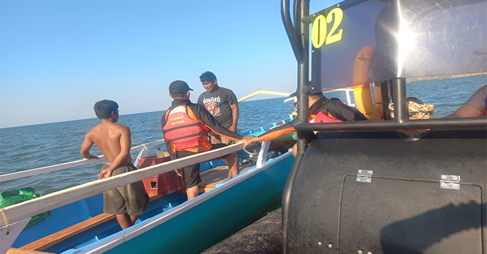 Tim SAR Gabungan saat mencari korban tenggelam di Perairan Gili Banta.