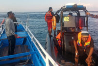 Tim SAR Gabungan saat mencari korban tenggelam di perairan Gili Banta akibat perahu yang digunakan bersama temannya dihantam gelombang tinggi.