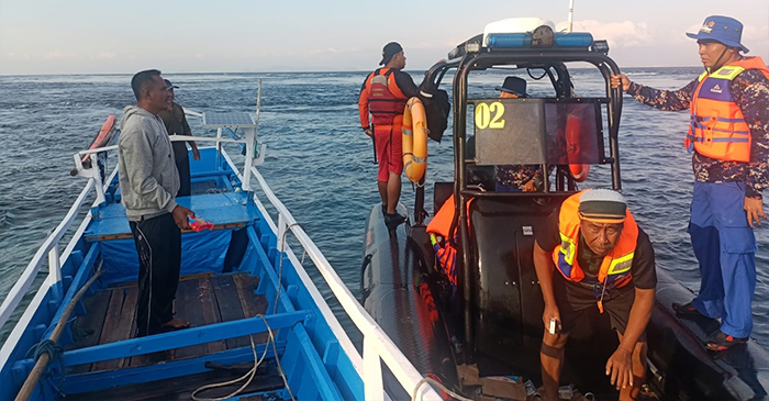 Tim SAR Gabungan saat mencari korban tenggelam di perairan Gili Banta akibat perahu yang digunakan bersama temannya dihantam gelombang tinggi.