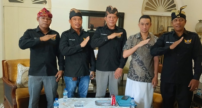Suasana sesi foto bersama antara pengurus DPW ASLI Sumut dengan Sultan Deli.