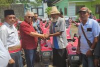 Anggota DPR RI Dapil NTB II/Pulau Lombok yang juga Ketua DPD PDIP NTB, H Rachmat Hidayat saat memberikan bantuan hand traktor berwarna merah untuk Gapoktan di Lombok Timur.