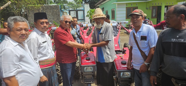 Anggota DPR RI Dapil NTB II/Pulau Lombok yang juga Ketua DPD PDIP NTB, H Rachmat Hidayat saat memberikan bantuan hand traktor berwarna merah untuk Gapoktan di Lombok Timur.