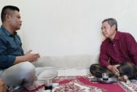 Indra Jaya Usman (kiri) bersama guru semasa sekolah.