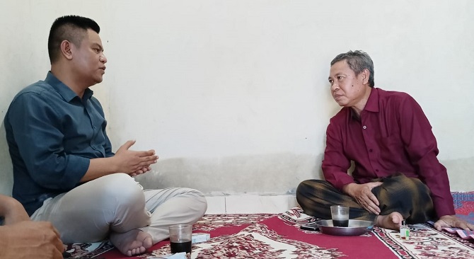 Indra Jaya Usman (kiri) bersama guru semasa sekolah.