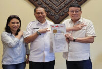 Pj Walikota Bima, Mohammad Rum saat menerima pin dari Gong Perdamaian, di Jakarta, Rabu (4/10/2023).