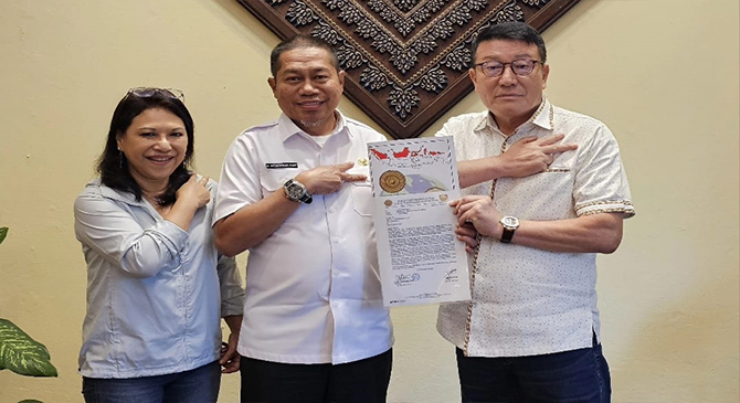 Pj Walikota Bima, Mohammad Rum saat menerima pin dari Gong Perdamaian, di Jakarta, Rabu (4/10/2023).