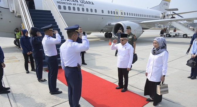 Wapres Ma’ruf Amin menuju Pangkalan TNI AU Sultan Hasanuddin, Kabupaten Maros, Sulsel menggunakan Pesawat Kepresidenan TNI AU Boeing 737-400, dari Pangkalan TNI AU Halim Perdanakusuma, Senin (9/10/2023), sekitar pukul 09.00 WIB.
