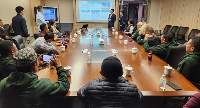 Terlihat 20 Kades peserta Benchmarking Study saat mengunjungi Xinyi Electric Storage Holdings yang berpusat di Beijing, China.