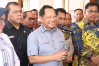 Mendagri, Tito Karnavian saat memberikan arahan kepada Pemda Kabupaten Wakatobi di Aula Pesanggrahan, Taman Budaya Wakatobi, Minggu (29/10/2023).