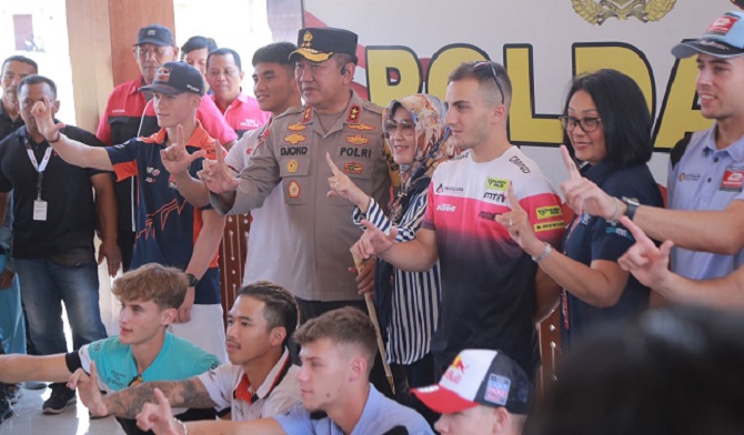 Para Racer MotoGP saat foto bersama Kapolda NTB, Irjen Pol Djoko Poerwanto.