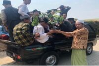 Sulhan Muchlis saat membagikan bibit pohon kepada para santri di sejumlah Pondok Pesantren di Pulau Lombok.