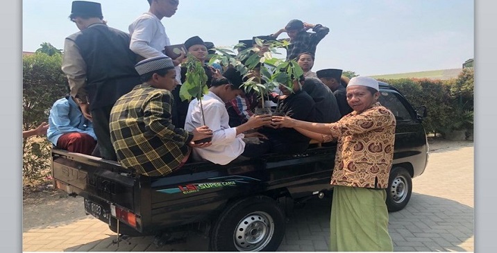 Sulhan Muchlis saat membagikan bibit pohon kepada para santri di sejumlah Pondok Pesantren di Pulau Lombok.