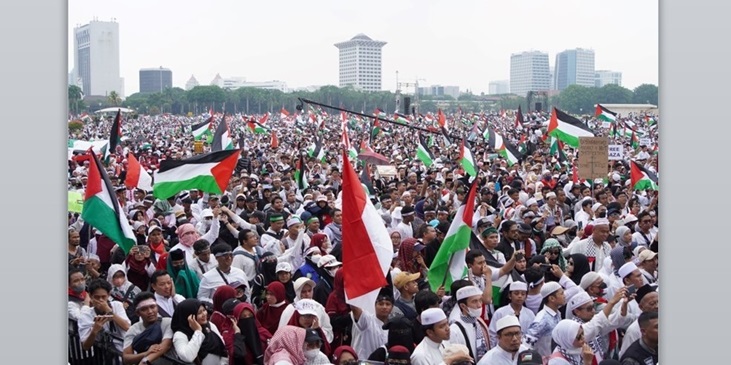 Jutaan manusia ikut Aksi Bela Palestina di Monas Jakarta Pusat, Ahad (5/11/2023).  