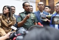 Jenderal TNI Agus Subiyanto saat memberikan keterangan pers usai ditetapkan sebagai Panglima TNI setelah menjalani fit and proper test di Komisi I DPR RI, Senin (13/11/2023).