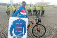 Abdul Muis alias Cak Amu saat berfoto di kawasan Monas Jakarta.