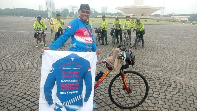 Abdul Muis alias Cak Amu saat berfoto di kawasan Monas Jakarta.